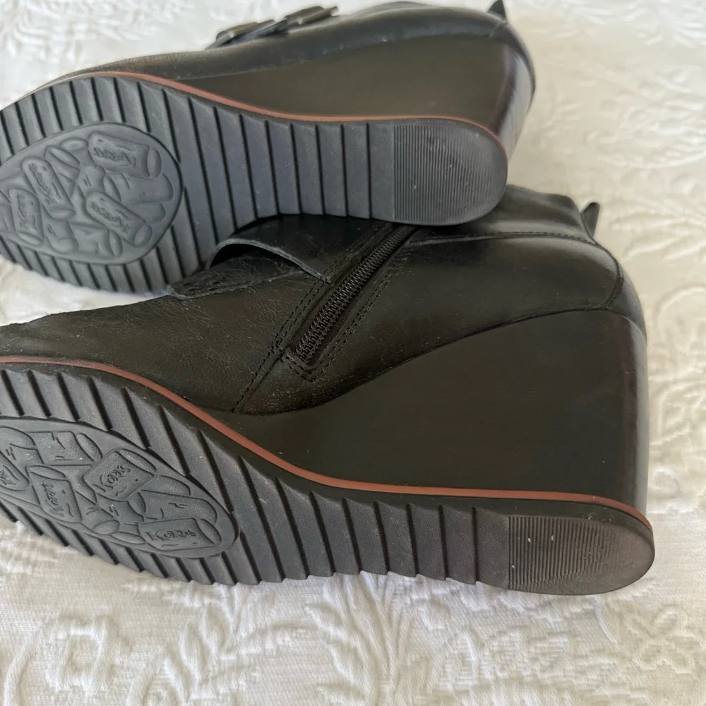 Kork-Ease Stylish Black Wedge Ankle Boots with Buckle. Size 8.5
